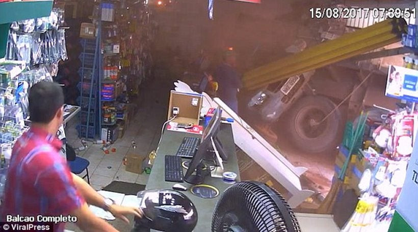 Νταλίκα φορτωμένη τσιμέντο «εισβάλλει» σε κατάστημα και πέφτει πάνω σε γυναίκα (βίντεο)